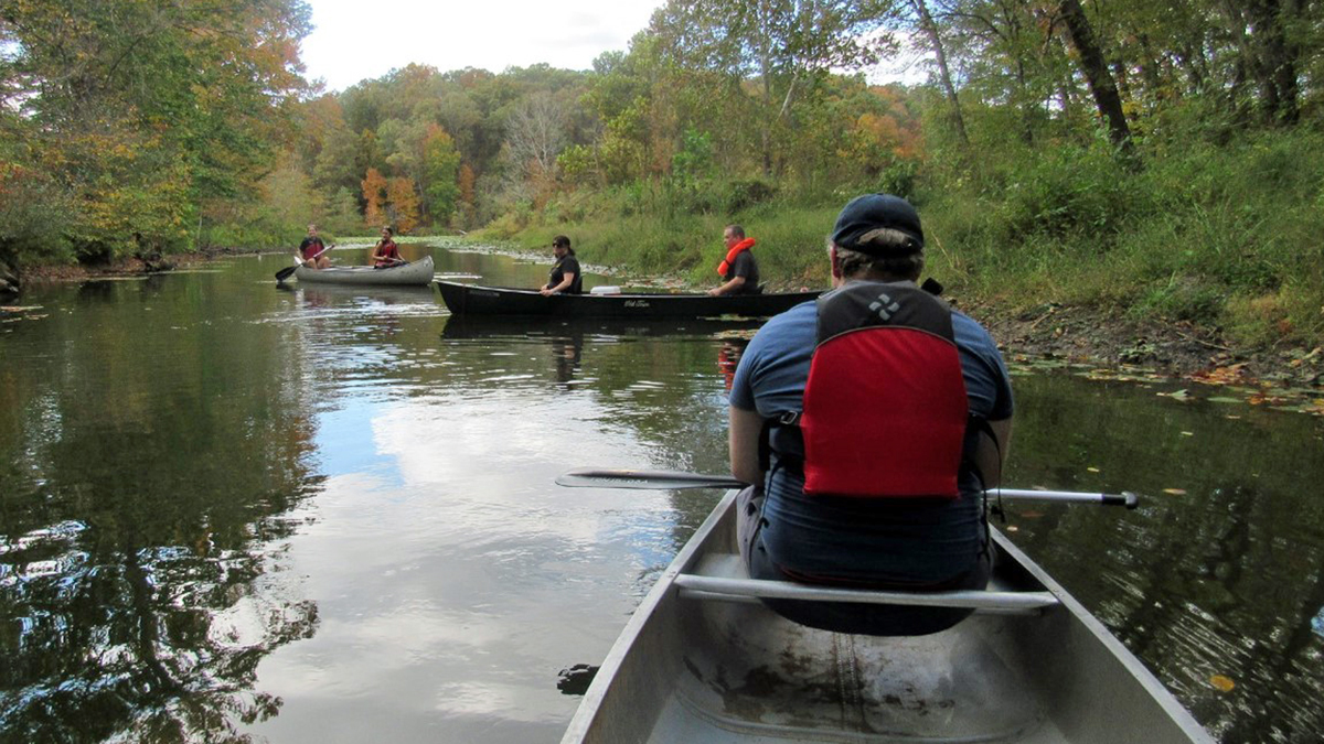 people canoeing