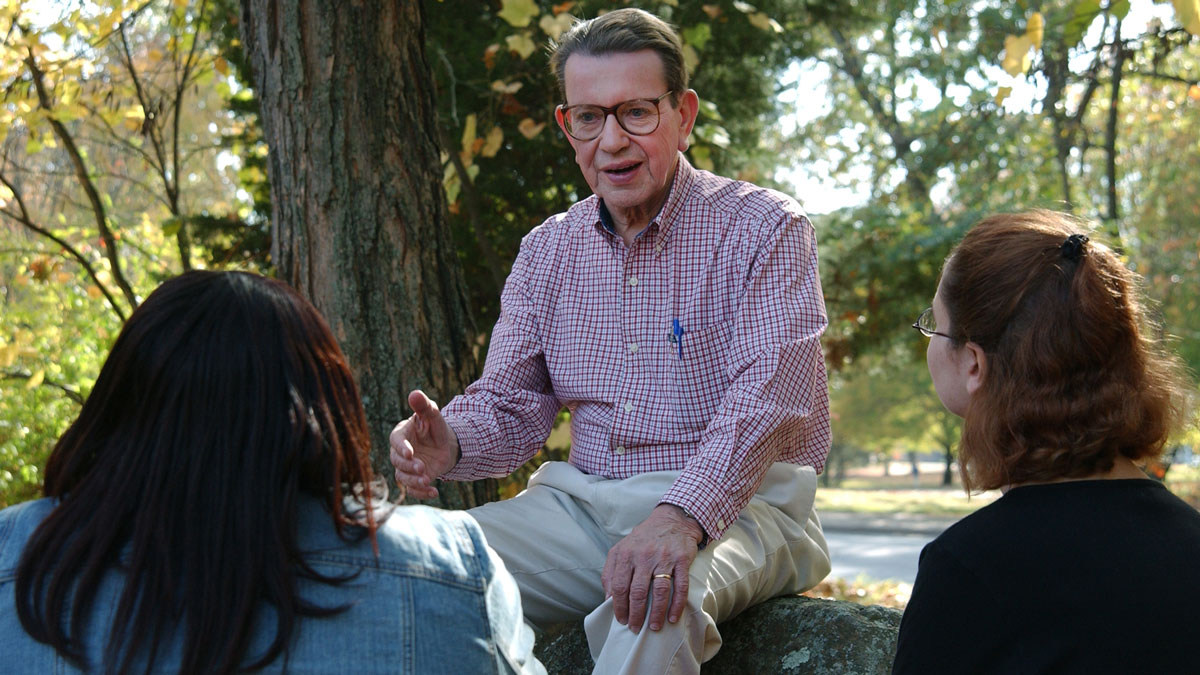 Paul Simon speaks with students on campus in October 2003