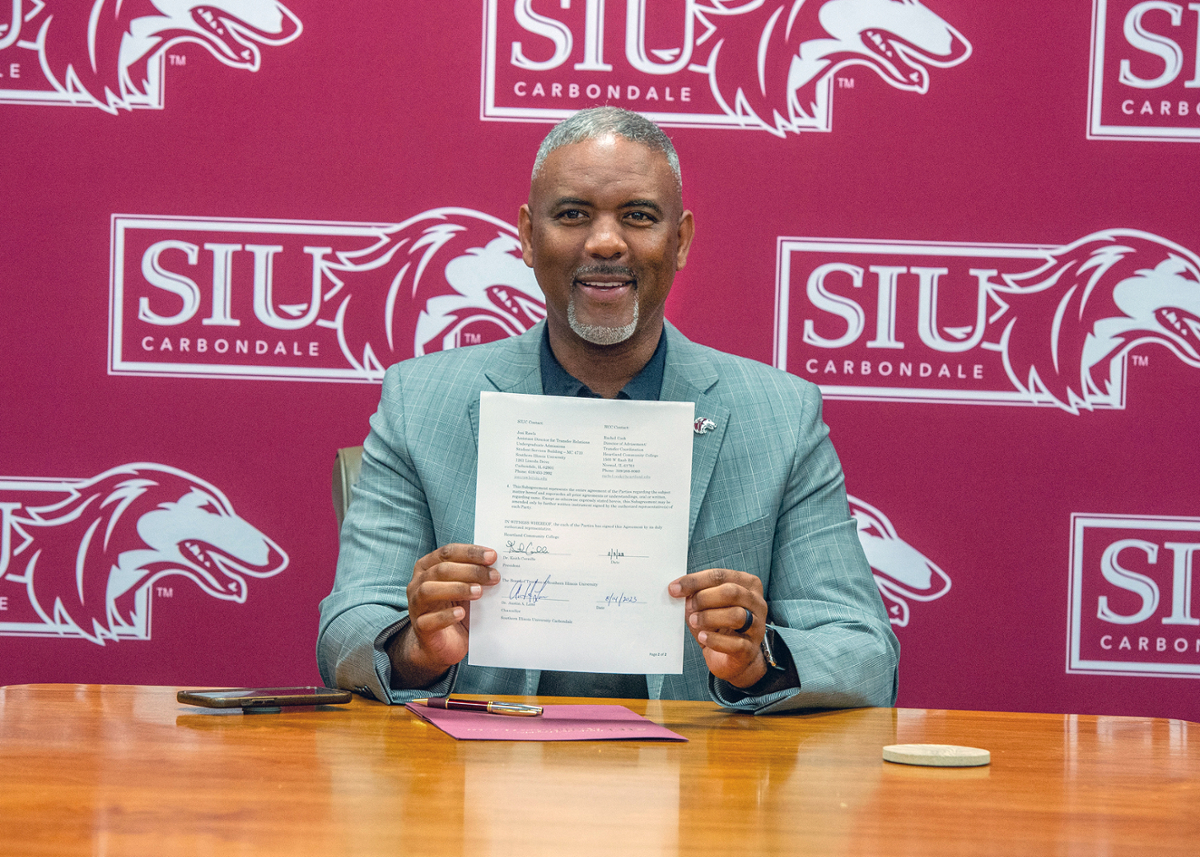SIU Chancellor Austin Lane signing agreement with Heartland CC