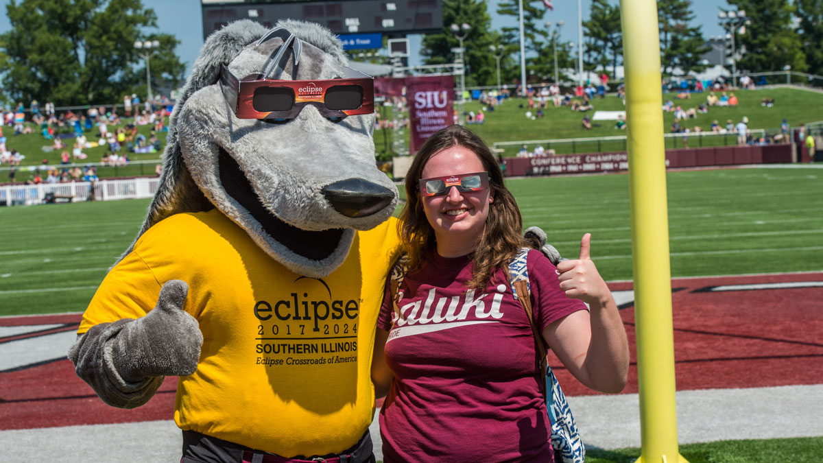 Grey Dawg poses with a fan during the eclipse in 2017