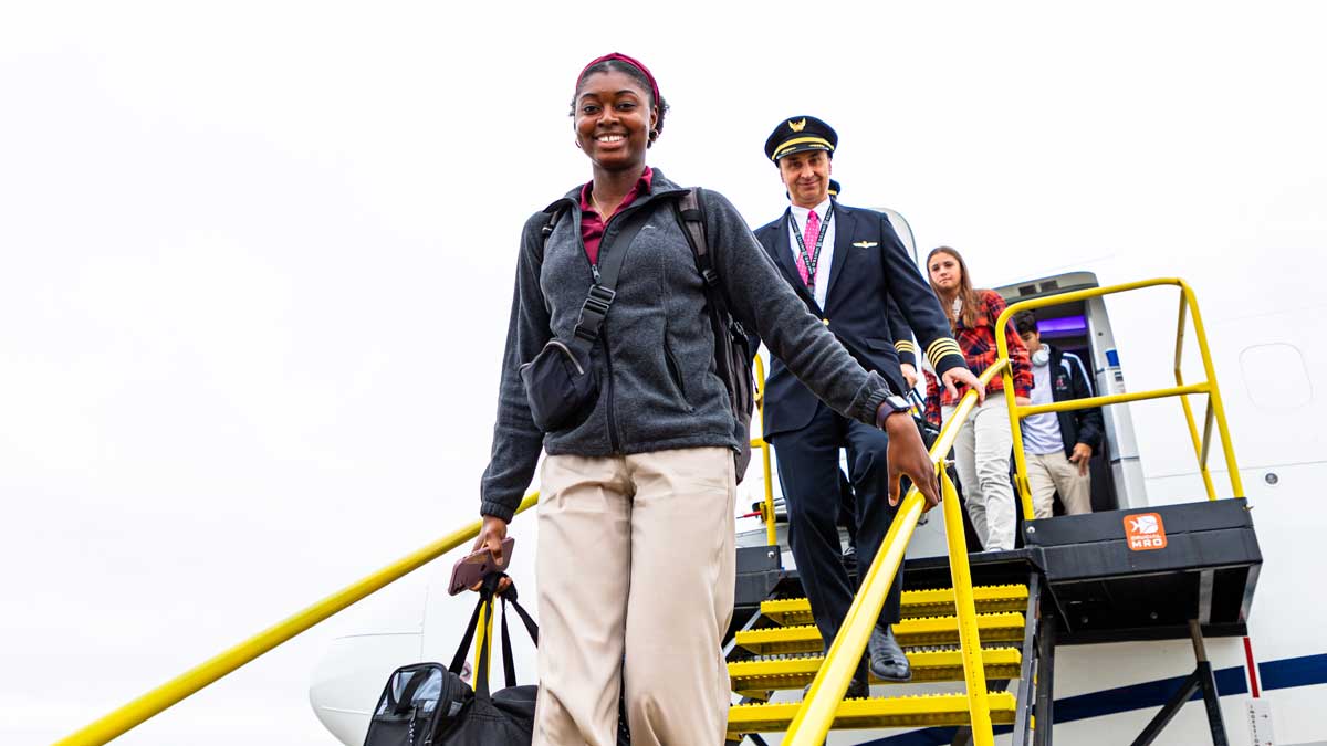 People getting off of an airplane