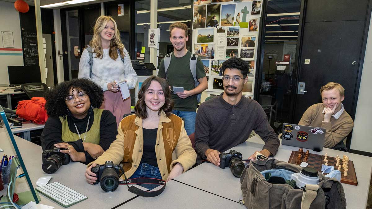 Group of SIU journalism students stop for a picture.