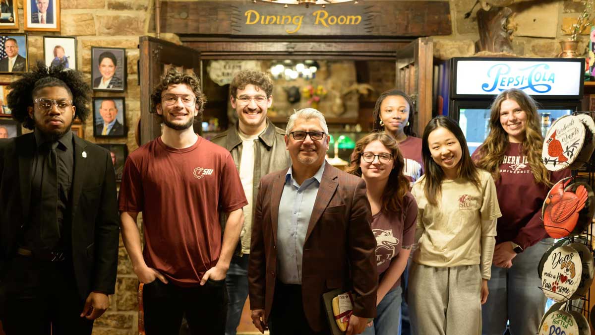 Students and alumni dining together