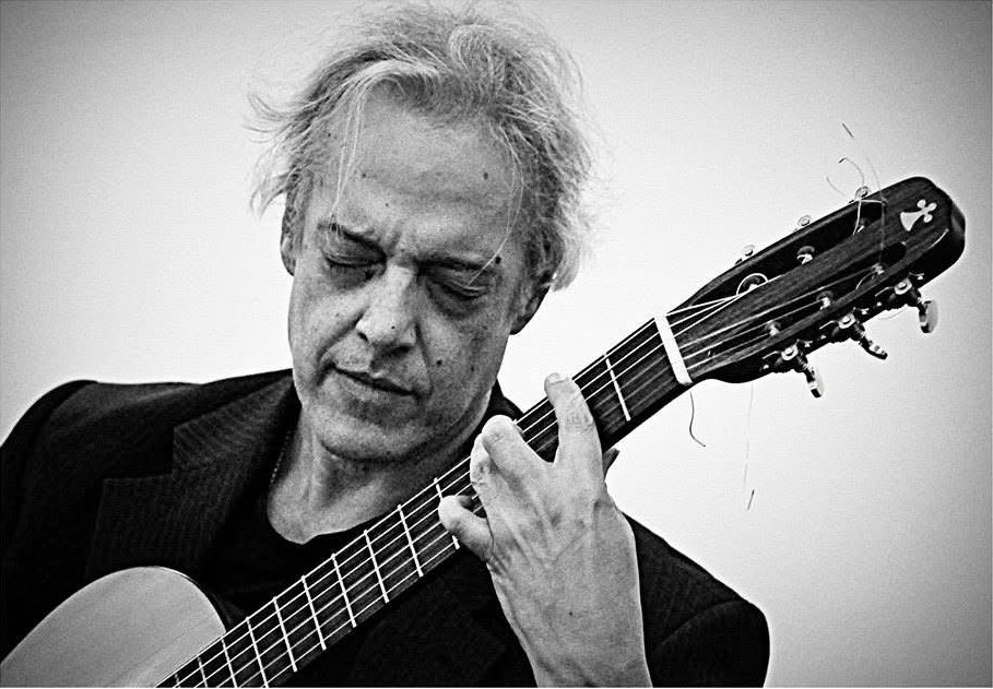 Marcos Vinicius holding a guitar.