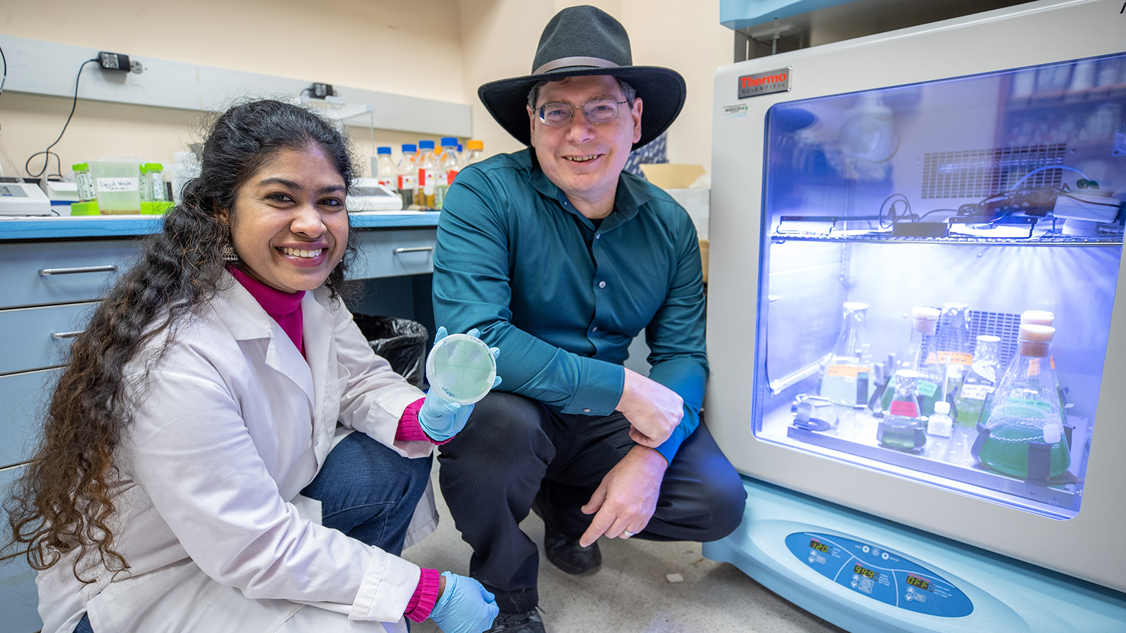 Associate Professor Scott Hamilton-Brehm works with a student in a lab.