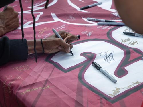 New students sign the class banner.