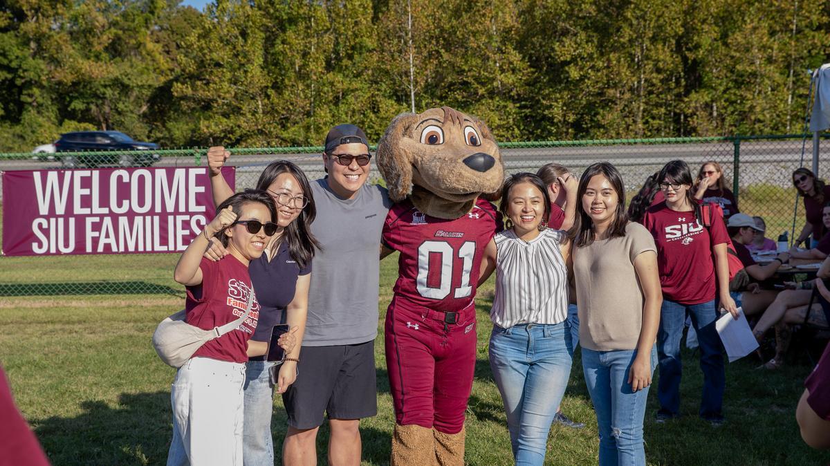 An SIU family celebrating at Family Weekend.