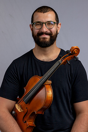 Francismar Silva holding a viola.